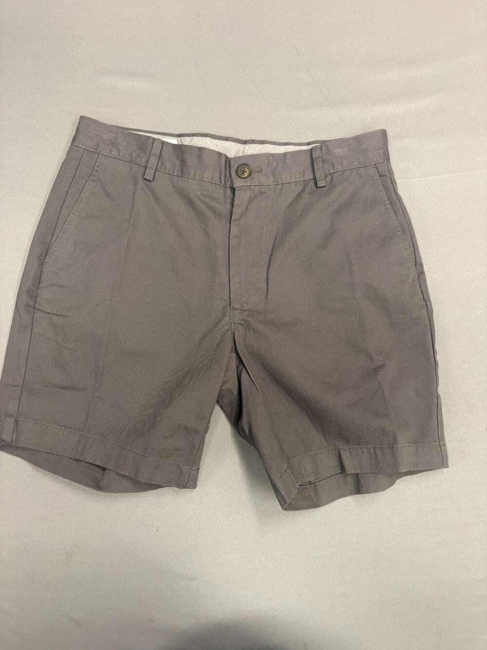 Amazon Essentials Men's Gray Chino Shorts Button Closure Pockets Casual Size 31